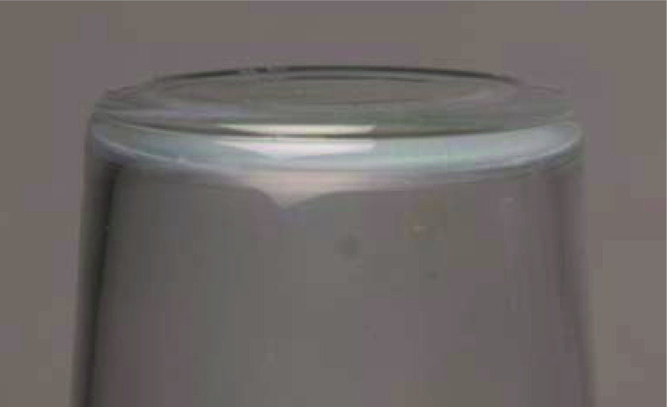 Trinkglas mit trübem Belag aus der Spülmaschine