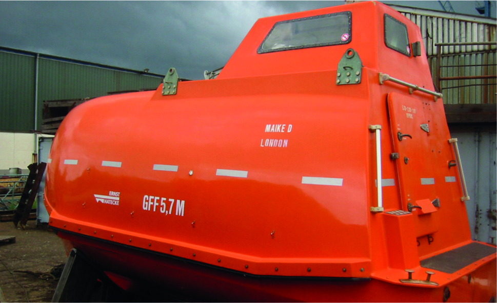 Rettungsboot nach der Politur mit U.N. 110 und P 101, farbtiefe Oberfläche