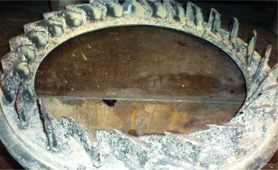 Verkrustetes Ringbauteil vor der Reinigung im Ultraschallbad